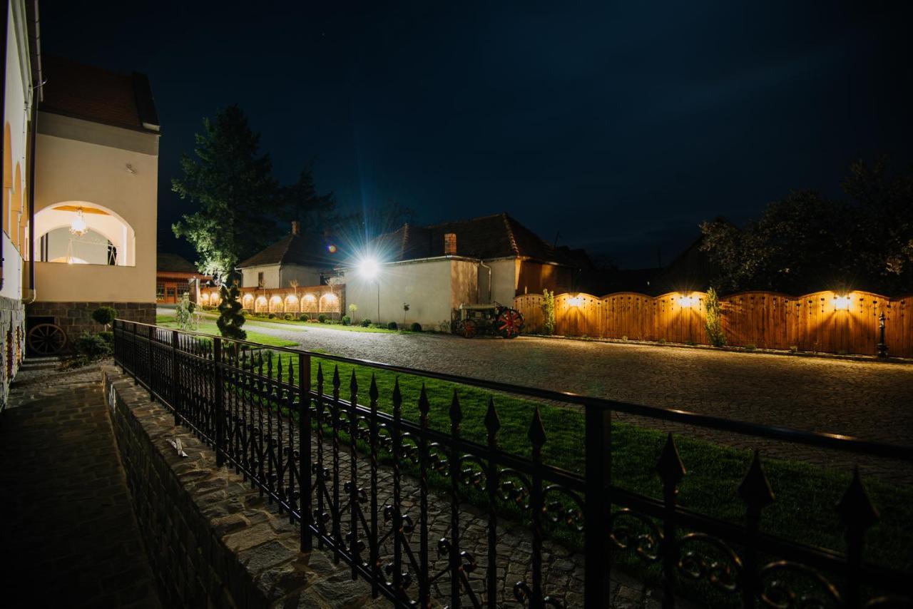 Molnos Kuria Pension Корунд Екстер'єр фото